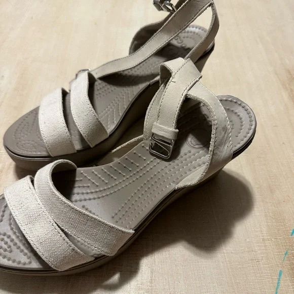 CROCS Leigh II Strappy Wedge Sandals in Mushroom/Oatmeal size 8 - Picture 7 of 12